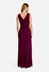 Abendkleid mit V-Ausschnitt / Modellfoto Rückseite