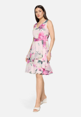 Cocktailkleid mit Volant / Modellfoto Vorderseite (Outfit)