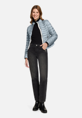 Steppjacke mit Stehkragen / Modellfoto Vorderseite (Outfit)