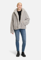 Plüschjacke mit Stehkragen / Modellfoto Vorderseite (Outfit)