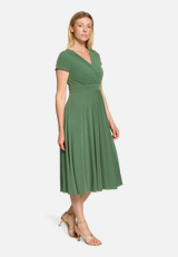 Cocktailkleid im Glitzer-Look / Modellfoto Vorderseite (Outfit)