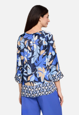 Schlupfbluse mit Blumenprint / Modellfoto Rückseite