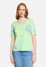 Basic Shirt mit Blumenprint / Modellfoto Vorderseite