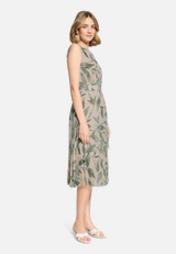 Chiffonkleid mit Plissee / Modellfoto Vorderseite (Outfit)