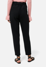 Stoffhose mit Bindegürtel 28 Inch / Modellfoto Rückseite