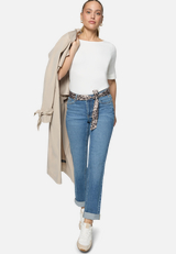 Jeans  mit Leo-Gürtel Style Orlando 28 Inch  / Modellfoto Vorderseite (Outfit)