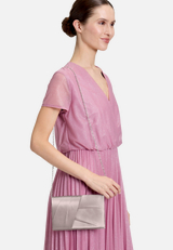 Clutch-Tasche unifarben / Modellfoto Vorderseite (Outfit)