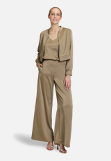 Modern fit Hose mit Taschen / Modellfoto Vorderseite (Outfit)