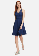 Cocktailkleid mit Spitze / Modellfoto Vorderseite