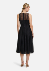 Cocktailkleid figurbetont / Modellfoto Rückseite