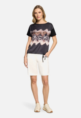 Blusenshirt mit Aufdruck / Modellfoto Vorderseite (Outfit)