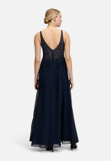 Abendkleid mit Stickerei / Modellfoto Rückseite