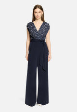 Jumpsuit mit Bundfalten / Modellfoto Vorderseite