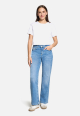Stretch-Jeans mit Eingrifftaschen / Modellfoto Vorderseite (Outfit)