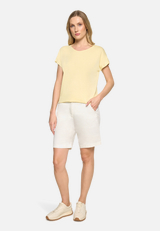 Casual-Shirt mit V-Ausschnitt / Modellfoto Vorderseite (Outfit)