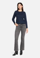 Basic-Strickpullover mit Rundhalsausschnitt / Modellfoto Vorderseite (Outfit)