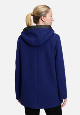 Wolljacke mit Kapuze / Modellfoto Rückseite