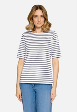 Ringelshirt mit U-Boot-Ausschnitt / Modellfoto Vorderseite