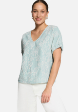 Shirt mit Blumen-Stickerei / Modellfoto Vorderseite