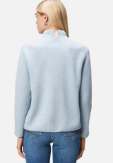 Strickpullover mit Stehkragen / Modellfoto Rückseite