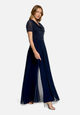 Jumpsuit mit Wasserfallausschnitt / Modellfoto Vorderseite (Outfit)