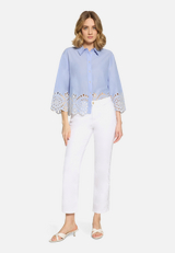 Casual-Bluse mit Stickerei / Modellfoto Vorderseite (Outfit)