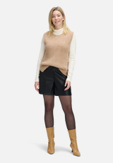 Strickpullover ohne Arm / Modellfoto Vorderseite (Outfit)