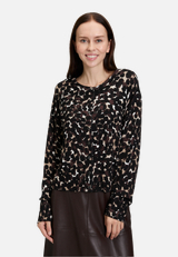 Feinstrickjacke mit überschnittenen Ärmeln / Modellfoto Vorderseite
