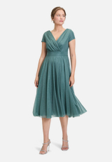 Cocktailkleid im Glitzer-Look / Modellfoto Vorderseite