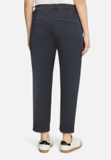 Chino-Hose mit Gummizug / Modellfoto Rückseite