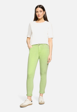 Slim Fit Jeans  mit Stretch-Anteil Style Sunny Short  / Modellfoto Vorderseite (Outfit)