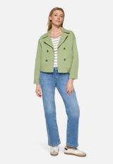 Casual-Jacke mit Reverskragen / Modellfoto Vorderseite (Outfit)