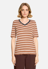 Gestreiftes T-Shirt  mit V-Ausschnitt  / Modellfoto Vorderseite