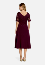 Cocktailkleid mit Spitze / Modellfoto Rückseite