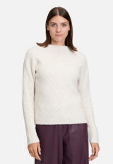 Strickpullover mit Struktur / Modellfoto Vorderseite