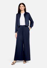 Modern fit Hose mit Taschen / Modellfoto Vorderseite (Outfit)