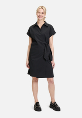 Wickelkleid mit Taschen / Modellfoto Vorderseite (Outfit)