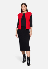 Grobstrickjacke ohne Arm / Modellfoto Vorderseite (Outfit)