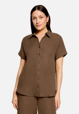 Hemdkragenbluse  mit Knopfleiste  / Modellfoto Vorderseite
