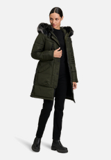 Steppjacke mit Kapuze / Modellfoto Vorderseite (Outfit)