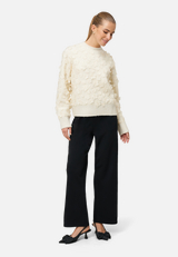 Pullover mit 3D Blüten / Modellfoto Vorderseite (Outfit)