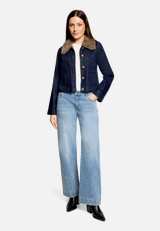 Jeansjacke mit Kunstfellkragen / Modellfoto Vorderseite (Outfit)