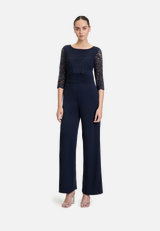 Jumpsuit mit Spitze / Modellfoto Vorderseite