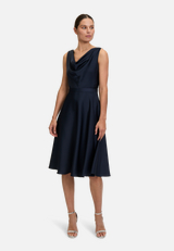 Cocktailkleid mit Wasserfallausschnitt / Modellfoto Vorderseite (Outfit)