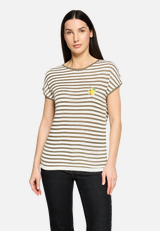 Rundhals-Shirt mit Streifen / Modellfoto Vorderseite