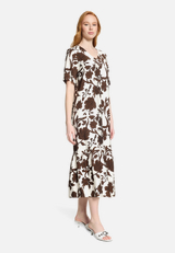 Midikleid mit Volant / Modellfoto Vorderseite (Outfit)