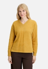 Strickpullover mit V-Ausschnitt / Modellfoto Vorderseite