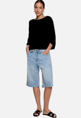 Pullover  mit Fledermausärmeln / Modellfoto Vorderseite (Outfit)