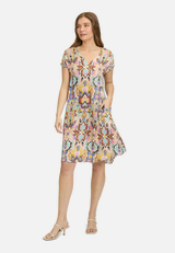 Sommerkleid mit überschnittenen Ärmeln / Modellfoto Vorderseite (Outfit)