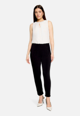 Jumpsuit mit Cut-Outs / Modellfoto Vorderseite